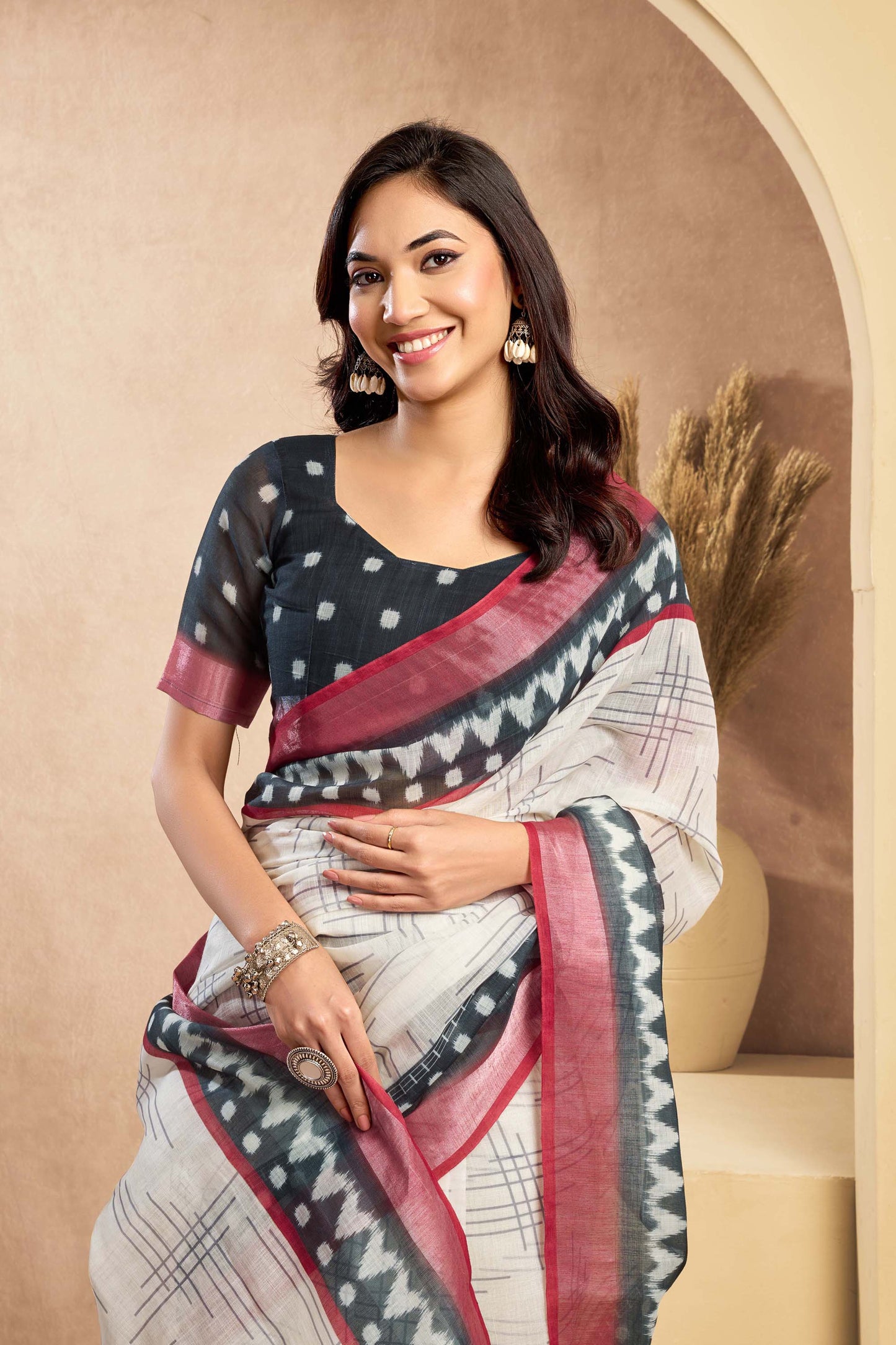Ready-to-Wear Saree – Off White Linen with Pocket | Vastraan
