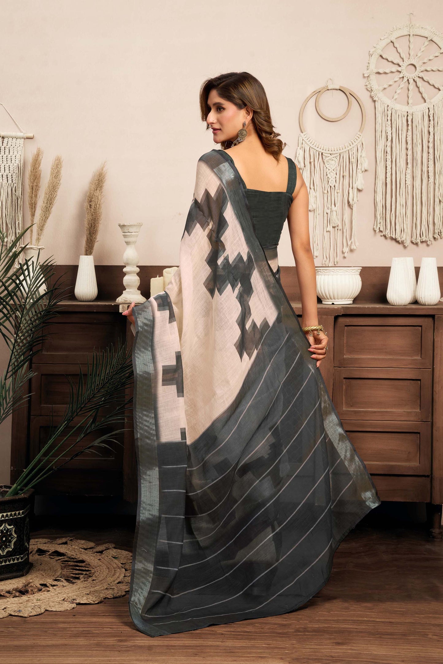 Ready-to-Wear Saree – Cream Linen with Pocket | Vastraan