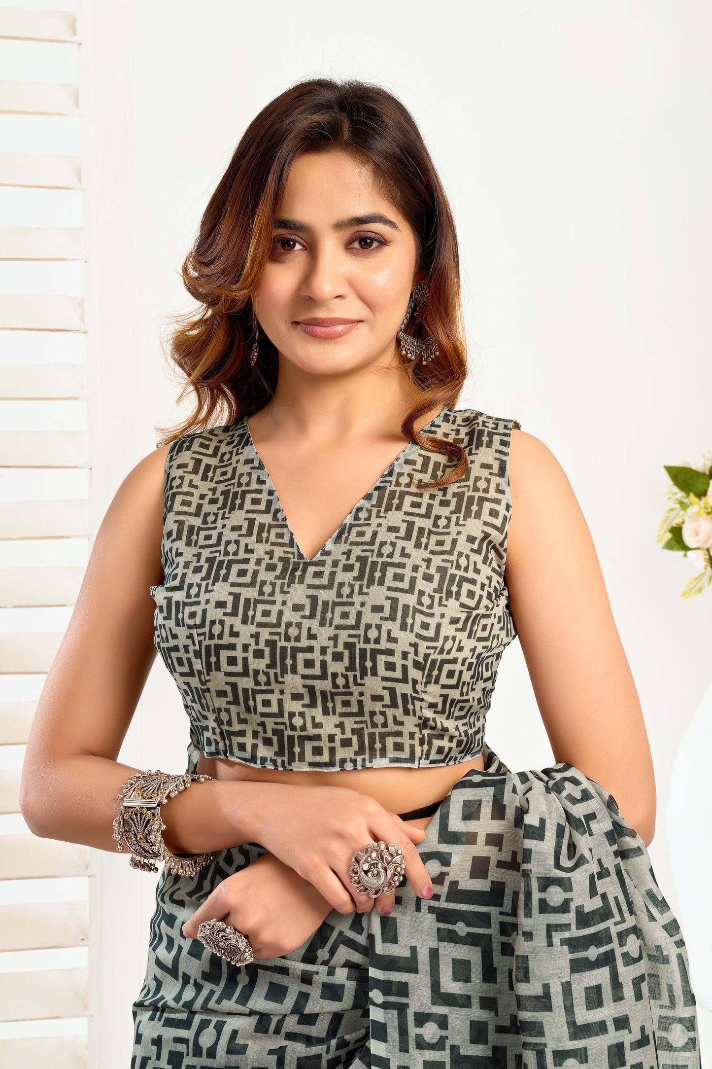 Ready-to-Wear Saree – Grey Linen with Pocket | Vastraan